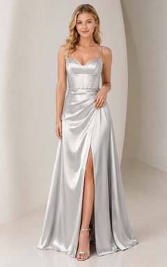 Silbernes, trägerloses Satin-Abendkleid mit Herzausschnitt und Schlitz in Petite-Größe