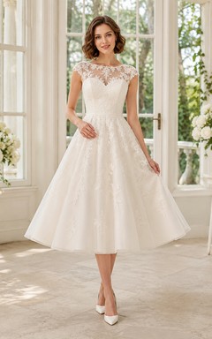 Vestido de novia clásico vintage británico de encaje con mangas cortas y escote barco hasta la rodilla