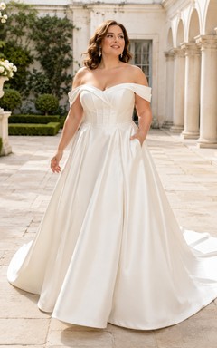 Robe de mariée grande taille en satin à épaules dénudées, manches courtes et traîne chapelle