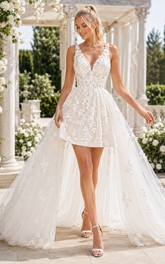 Vestido de novia elegante, romántico, corto, con escote en V, tirantes de encaje y cola de tul desmontable.