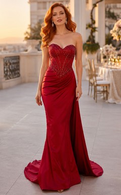 Vestido de sirena rojo sin tirantes de satén con escote corazón y abertura