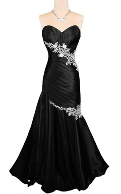 Vestido largo fruncido con escote corazón y apliques