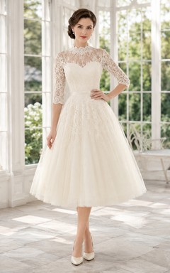 Robe de mariée des années 1950, style modeste, col montant, manches trois-quarts en dentelle illusion, coupe trapèze, longueur thé, en tulle.