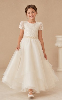 Elfenbeinfarbenes, perlenbesetztes Tüllkleid mit Rundhalsausschnitt, kurzen Puffärmeln, Perlengürtel und bodenlangem Kommunionskleid für Blumenmädchen