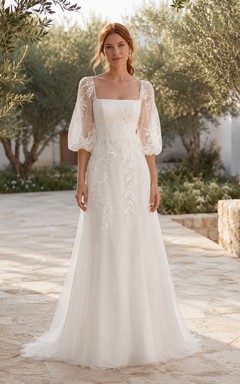 Robe de mariée en dentelle et tulle, coupe trapèze, col rond, manches courtes, traîne.