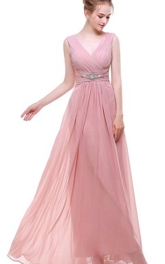 Vestido de gasa rosa con escote imperio, espalda en V y detalles de cuentas, corte en A.