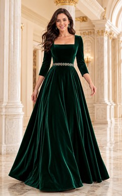 Robe de bal longue en velours vert foncé à col carré et manches trois-quarts, ornée de perles.