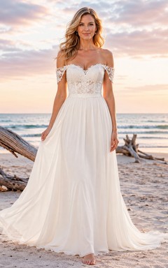 Robe de mariée romantique en mousseline de soie et dentelle, épaules dénudées, décolleté cœur, idéale pour la plage.