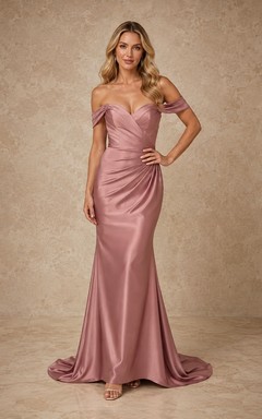 Robe de soirée élégante en satin rose poudré, épaules dénudées, coupe sirène et traîne balayée jusqu'au sol