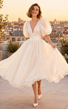 Modernes Chiffon-Brautkleid mit tiefem V-Ausschnitt, kurzem A-Linien-Ausschnitt, eleganten Teefalten und offenem Rücken