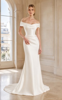 Robe de mariée sirène minimaliste en satin satiné à épaules dénudées et manches courtes