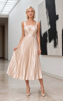 Vestido de museo de satén plisado con escote cuadrado y largo hasta la rodilla
