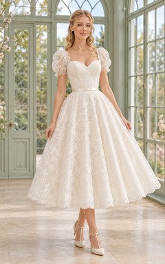 Robe de mariée trapèze en tulle et dentelle florale à manches bouffantes et décolleté cœur