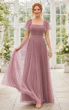 Mauvefarbenes, formelles Chiffonkleid in A-Linie mit eckigem Ausschnitt, kurzen Puffärmeln und Falten