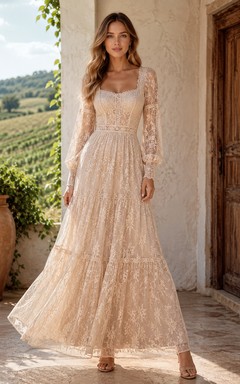 Vestido de invitada estilo bohemio color champán con escote cuadrado, mangas largas estilo poeta, encaje y falda escalonada de corte A hasta el tobillo.