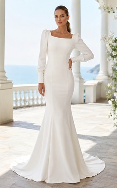 Vestido de novia de corte sirena con escote cuadrado, manga larga y cola larga, ideal para ceremonias.