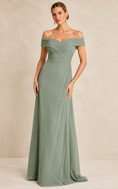 Elegante vestido de gala de gasa color celadón con hombros descubiertos, manga corta y fruncido, corte en A, largo hasta el suelo.