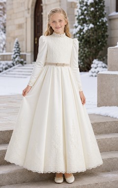 Robe de première communion vintage en satin et dentelle, col montant et manches bouffantes.