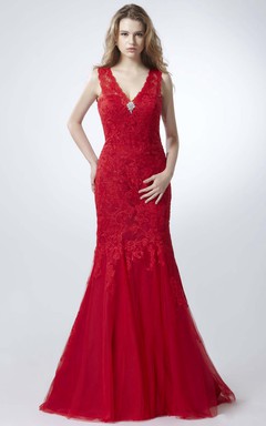 Meerjungfrauen-Abendkleid mit Applikationen, V-Ausschnitt, bodenlang, ärmellos, aus Spitze, tiefem V-Ausschnitt am Rücken und Brosche