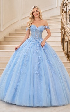 Vestido de baile romántico de princesa azul cielo con escote corazón y tul floral, estilo quinceañera, sin hombros y con escote corazón.