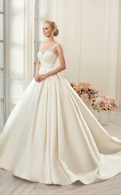 A-Linien-Brautkleid mit Mini-Schmuckapplikationen, Glockenmuster, Schleppe, rückenfreiem Design, Knöpfen und Spitze