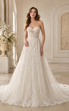 Trägerloses Brautkleid mit Herzausschnitt, botanischer Spitze, A-Linie und romantischer Kapellenschleppe