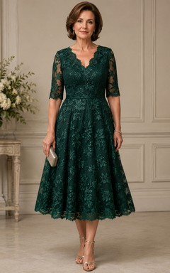 Robe de mère en dentelle, coupe trapèze, longueur thé, col en V, manches 3/4, ornée de dentelle.