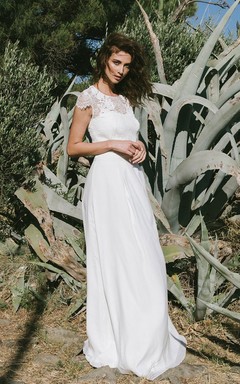 Schlichtes Brautkleid mit Schleppe