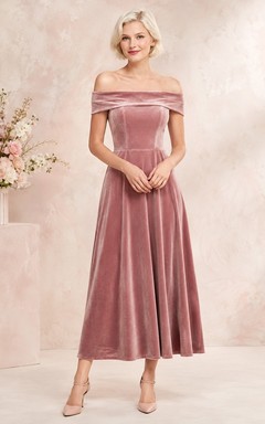 Vestido formal modesto de terciopelo rosa empolvado con escote Bardot y corte en A, largo hasta la rodilla.