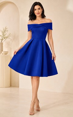 Vestido de cóctel moderno azul rey de satén con hombros descubiertos, plisado, corte en A y largo hasta la rodilla, ideal para invitadas a fiestas de bienvenida.