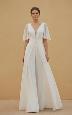 Mono de boda con escote en V, mangas cortas de tul, cintura decorada y pernera ancha.