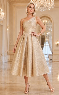 Vestido formal elegante de lujo, de corte A, de satén jacquard, largo hasta la rodilla y un solo hombro, color dorado.