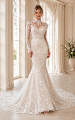 Robe de mariée sirène en dentelle florale à col montant et manches longues, avec traîne chapelle et col chapelle.
