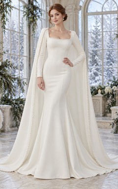 Vestido de novia de invierno estilo sirena con cuello cuadrado, manga larga y capa de crepé con borde de perlas.