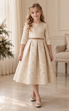 Champagnerfarbenes, plissiertes Blumenmädchenkleid mit floralem Jacquardmuster, Dreiviertelärmeln und Teelänge