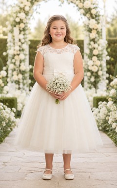 Vestido blanco de niña de las flores, clásico, largo hasta la rodilla, corte en A, mangas cortas con efecto ilusión, encaje, tul, satén, lazo, botones en la espalda.