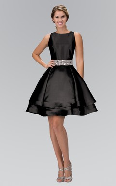 Robe trapèze courte à col rond sans manches, bretelles en satin, bijoux de taille et volants