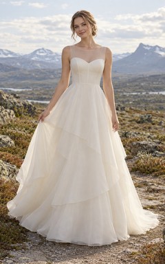 Vestido de novia de organza sin mangas con cuello alto, corte en A, canesú ilusión y falda de capas.