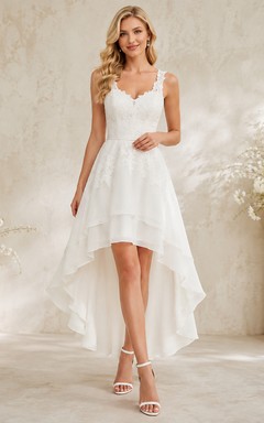 Robe de mariée asymétrique romantique en mousseline à bretelles en V, volants cascade et dos nu, ornée de fines bretelles et de volants.