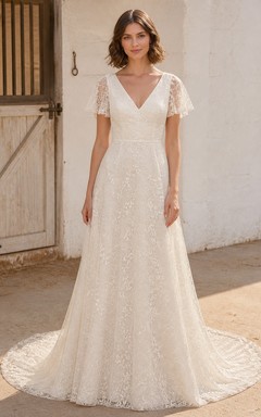 Vestido de novia romántico de corte A con escote en V, mangas cortas y borde festoneado floral.