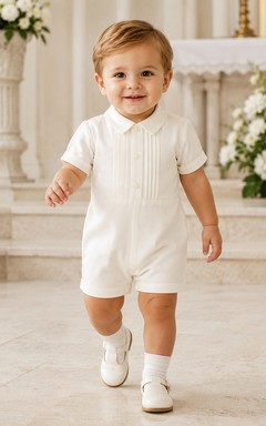 Pelele blanco de manga corta con cuello Peter y botones para bebé niño.