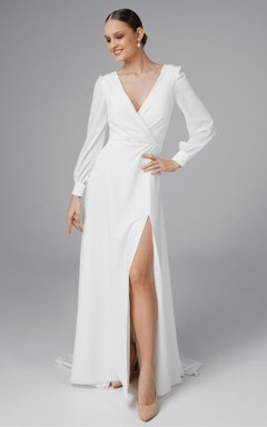 Sexy A-Linien-Hochzeitskleid aus Chiffon mit V-Ausschnitt, Schleppe und Schlitz vorne