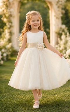 Klassisches A-Linien-Kleid aus Tüllspitze für Blumenmädchen mit kurzen Ärmeln, Rundhalsausschnitt, wadenlangem Rock und Schleifendetail.