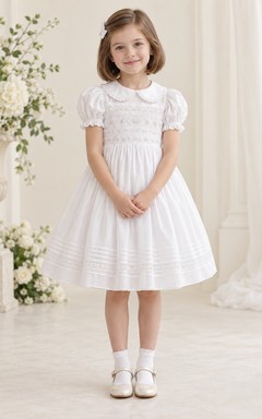 Vestido de niña de flores blanco vintage hasta la rodilla, corte en A, mangas abullonadas, bajo con pliegues, corpiño fruncido y cuello Peter Pan.