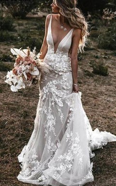 Robe de mariée champêtre sexy fourreau sans manches, dos nu en dentelle, décolleté plongeant et traîne.
