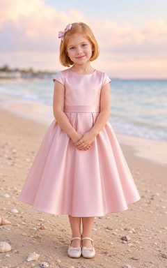 Robe de demoiselle d'honneur de plage en satin rose poudré, manches courtes, longueur thé, coupe trapèze, idéale pour un mariage de plage.