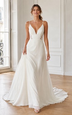 Robe de mariée en mousseline plissée, décolleté plongeant, sans manches, coupe trapèze, traîne chapelle, sans manches, en mousseline plissée.