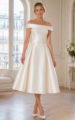 Vestido de recepción nupcial clásico de satén vintage, corte en A, largo hasta la rodilla y hombros descubiertos.