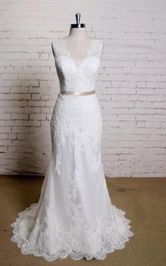 Robe sirène sans manches en dentelle à col V festonné et ceinture en satin