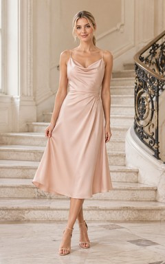 Robe de mariée Mairie en satin fluide rose poudré, col bénitier, fines bretelles spaghetti et fourreau.